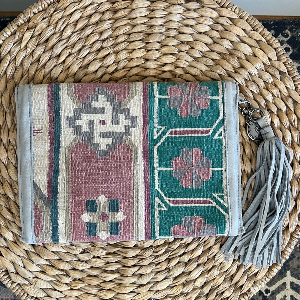 Tylie Malibu Clutch - Picture 2 of 15